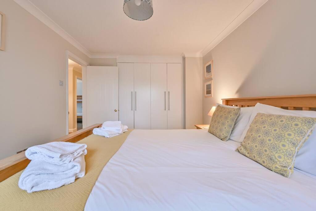 Spacious Sandbanks Apartment Near Beach And Bars With Free Parking プール エクステリア 写真