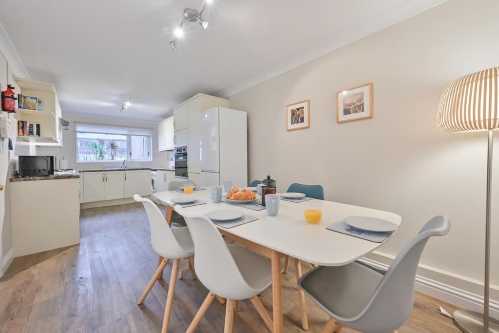 Spacious Sandbanks Apartment Near Beach And Bars With Free Parking プール エクステリア 写真