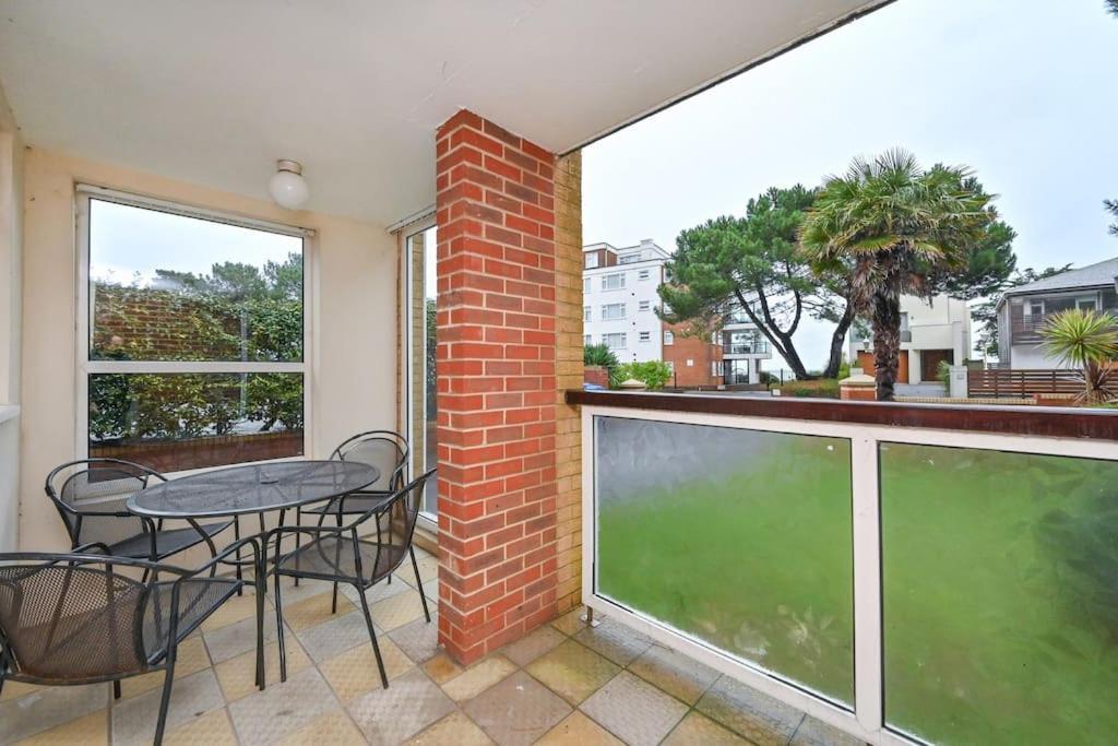 Spacious Sandbanks Apartment Near Beach And Bars With Free Parking プール エクステリア 写真