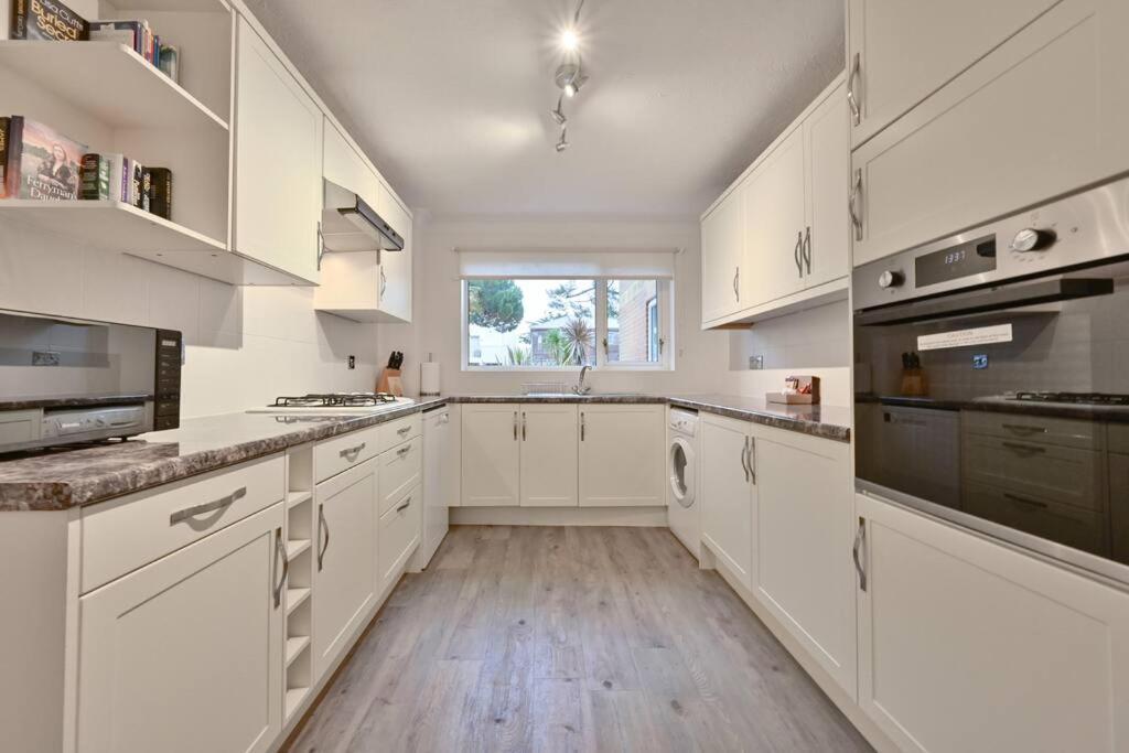 Spacious Sandbanks Apartment Near Beach And Bars With Free Parking プール エクステリア 写真